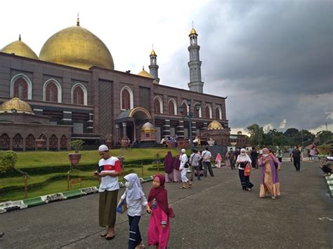 Masjid Kubah Emas Salah Satu Destinasi Wisata Religi Termegah Di Asia