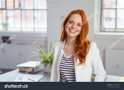 234 867 Imágenes De Smiling Redhead Imágenes Fotos Y Vectores De Stock Shutterstock