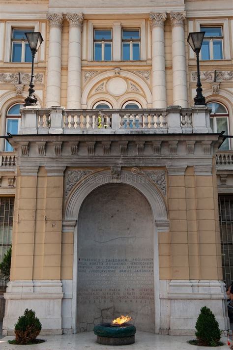 Toma Vertical Del Monumento A La Guerra De La Llama Eterna En Sarajevo