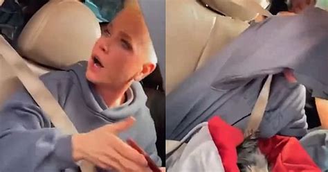 Vídeo Xuxa abre vidro de carro para tirar fotos e fã cospe nela após