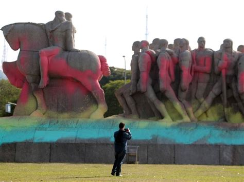 G Monumentos Amanhecem Pichados Tinta Colorida Em Sp Not Cias