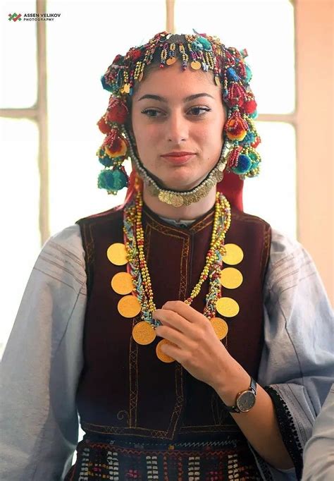 Лазарка в лазарска носия от село Козичино Поморийско Costumes around