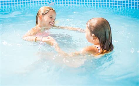 Porträt Von Zwei Kleinen Mädchen Im Pool Stockbild Bild Von über