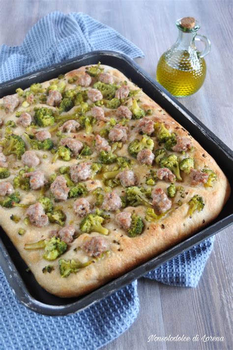 Focaccia Con Broccoli E Salsiccia Fragrante E Ricca Di Gusto