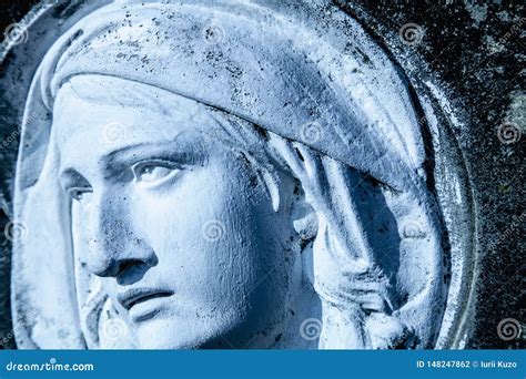 La Mirada Y Los Ojos De La Virgen Mar A Fragmento De La Estatua Antigua