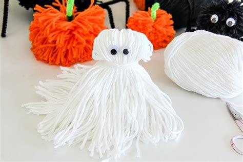 2 Ways to Make Halloween Pom Pom Creatures | Make and Takes