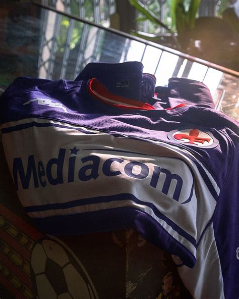 Fiorentina Ecco Le Nuove Maglie Richiamo Agli Anni 80