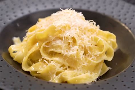 Prepare Um Delicioso Macarrão Fettuccine Ao Molho Alfredo Com Três