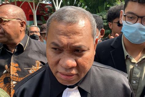 Sindir Kpk Pengacara Lukas Enembe Pakai Toga Saat Diperiksa