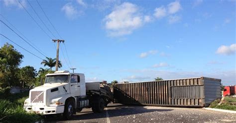 G1 Carreta Com Contêiner De Madeira Tomba Na Br 101 E Complica