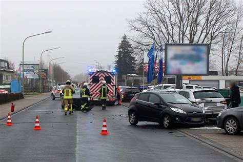 Pol Dn Euro Sachschaden Nach Unfall An Parkplatzausfahrt