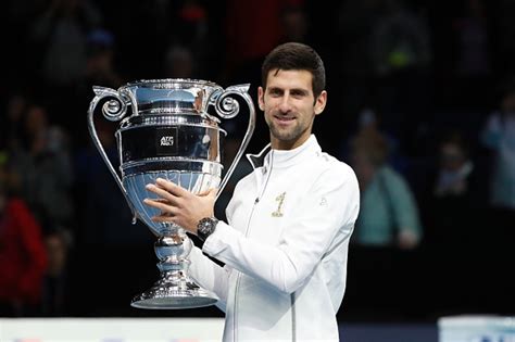 Djokovic Recibe Su Trofeo Tras Confirmar Que Terminará El Año Como Número Uno Del Mundo