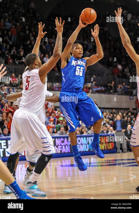 Memphis Tigers Guard Geron Johnson 55 Obtiene Un Rebote Como Southern