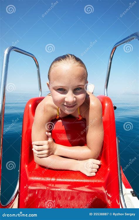 La Fille Heureuse La Prend Un Bain De Soleil Sur Le Bateau De Plage Image Stock Image Du été