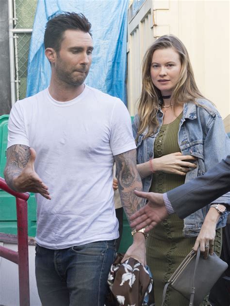 Photo Exclusif Adam Levine Chanteur De Maroon Et Sa Femme