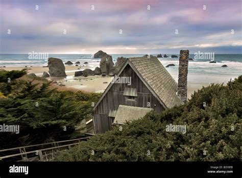 Rustic cabin at Sunset Motel Bandon Oregon Stock Photo - Alamy