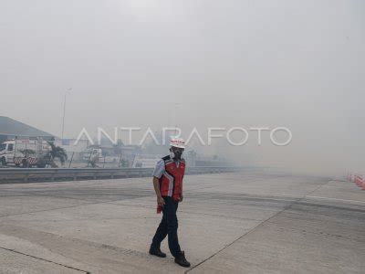 Tol Palindra Tertutup Asap Kebakaran Lahan Antara Foto