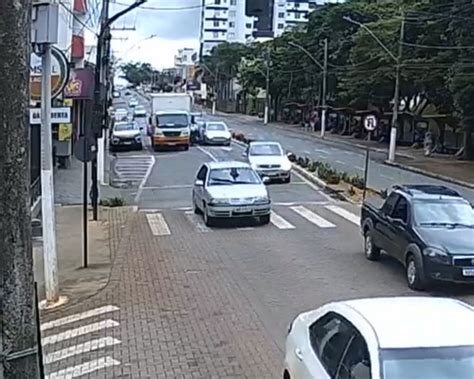 Motociclista tenta passar por corredor e bate em carro e caminhão perto