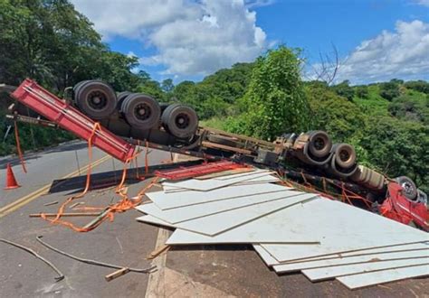 Carreta Carregada Placas De MDF Tomba Na BR 316 Perto De Picos