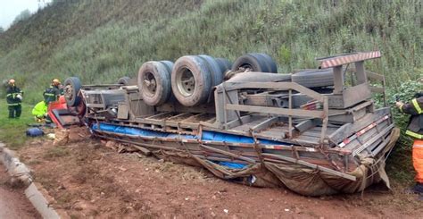 Carreta ração tomba na BR 040 em Ewbank da Câmara BarbacenaMais