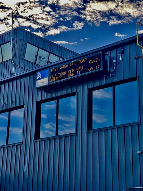 Dulles IAD Board : r/aviation