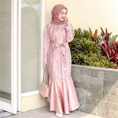 9 Model Gamis Brokat Kombinasi Satin Terbaru Untuk Lebaran