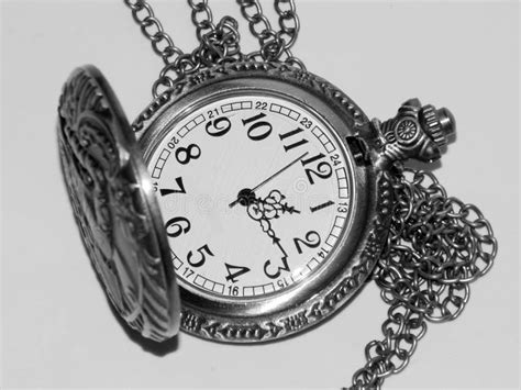 Reloj De Bolsillo Antiguo En Una Foto Blanco Y Negro Imagen De Archivo