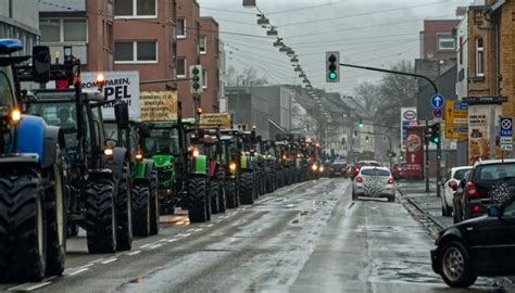 Landwirte Zeigen Flagge In Siegen Traktoren Bei Demo Gegen