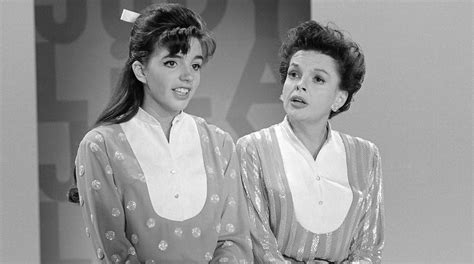 Liza Minnelli recalls how Judy Garland helped her cope with stage fright: 'She would calm me ...