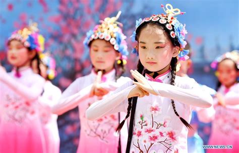 Opern Gymnastik in der Grundschule fördert traditionelle Kunst China org cn