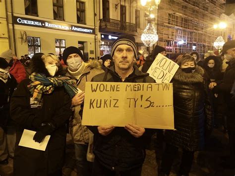 Protesty przeciwko lex TVN Tysiące ludzi na ulicach RELACJE Z