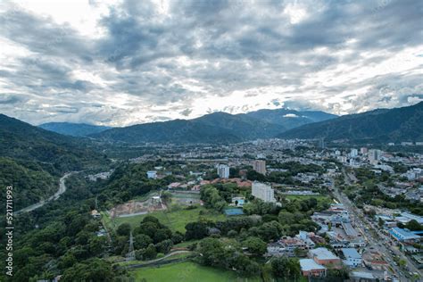 Colombia - Ibague, vista de dron con una montaña, la ciudad de ibague ...