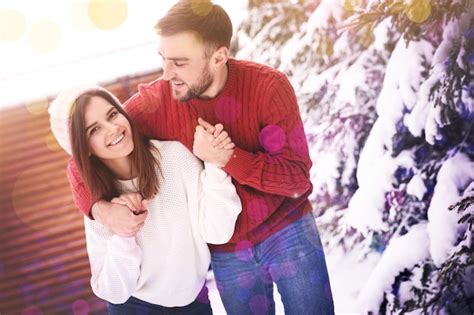 Encantadora pareja pasando tiempo juntos en un día de nieve vacaciones