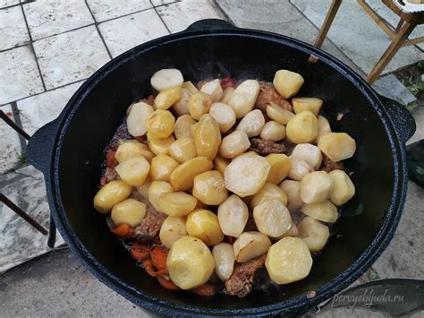 Жаркое из свинины в казане на костре, с картошкой
