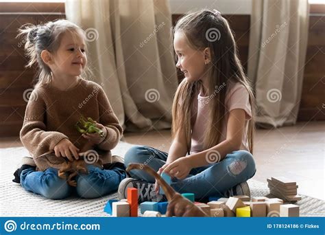 Soeurs Adorables Petits Enfants Qui Jouaient Avec Des Jouets Dans Le