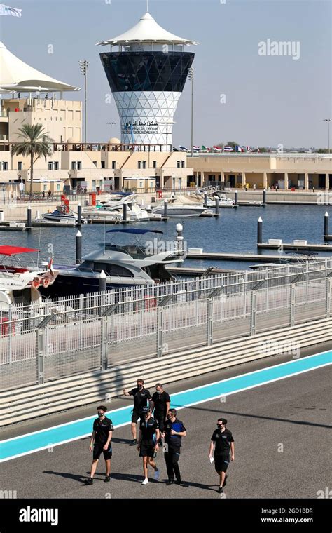 Nicholas Latifi (CDN) Williams Racing walks the circuit with the team. Abu Dhabi Grand Prix ...