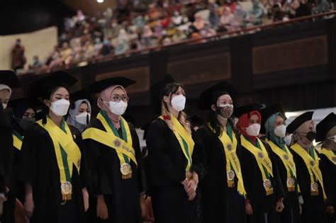 Rektor Ugm Wisuda Lulusan Sarjana Dan Diploma Universitas