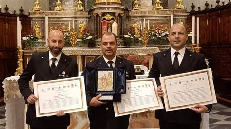 Peschereccio Affondato Salvarono Tre Naufraghi Premio Militari Guardia