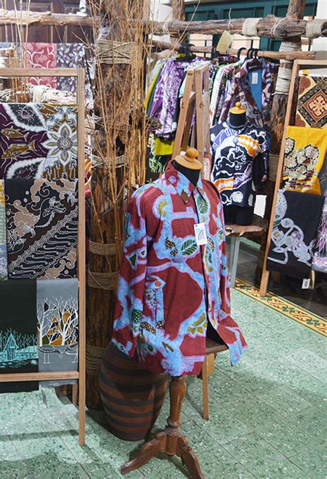 Surga Nya Batik Di Solo Yuk Intip Berbagai Fashion Batik Di Kampoeng