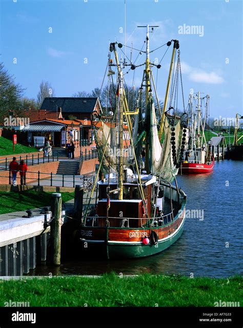 Geo BRD Niedersachsen Greetsiel Hafen Krabbenkutter Ostfriesland