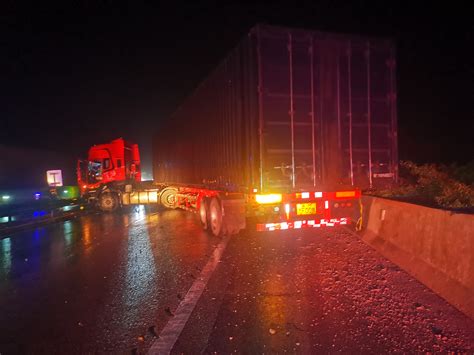 重型半挂车“横跨”高速路，只因雨天路滑