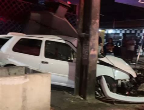 Motorista Perde Controle E Carro Atinge Loja E Poste Na Curva Do 90 Em