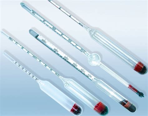 Для проверки плотности электролита в аккумуляторе необходим ареометр