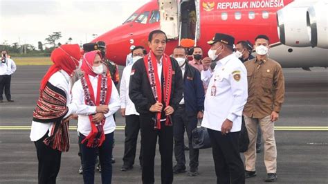 Jokowi Tiba Di Kepulauan Tanimbar Langsung Sapa Warga Dan Bagikan