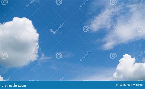 Las Nubes Se Mueven Sin Problemas En El Cielo Azul Escala De Tiempo