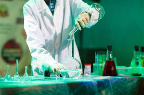 Experiências em um laboratório de química conduzindo um experimento em