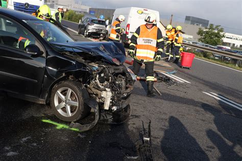 Schwerer Crash Mit Vier Beteiligten Fahrzeugen Auf Wiener Stra E In