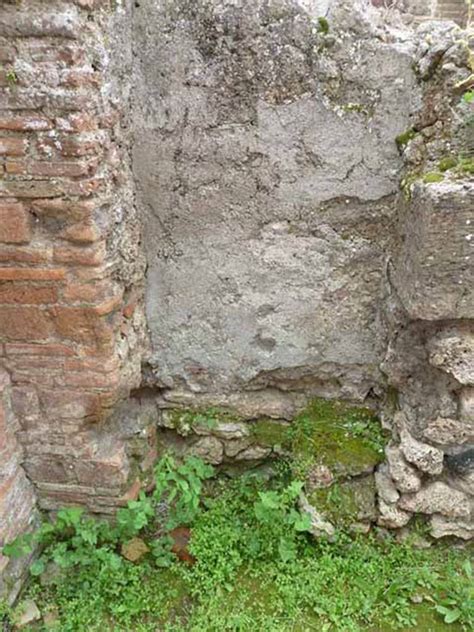 VII 4 41 Pompeii May 2010 Latrine On South Side Of Entrance The