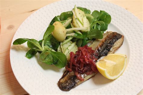 Bakharing Met Krieltjes Veldsla En Uiensaus Recept