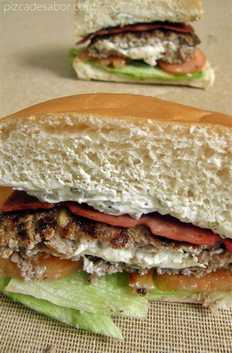 Hamburguesas rellenas de queso crema y jalapeño Pizca de Sabor